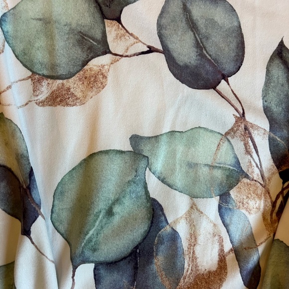 Women’s maxi dress size Medium. Super soft wear straight / belt it. Leaf pattern - Picture 2 of 4